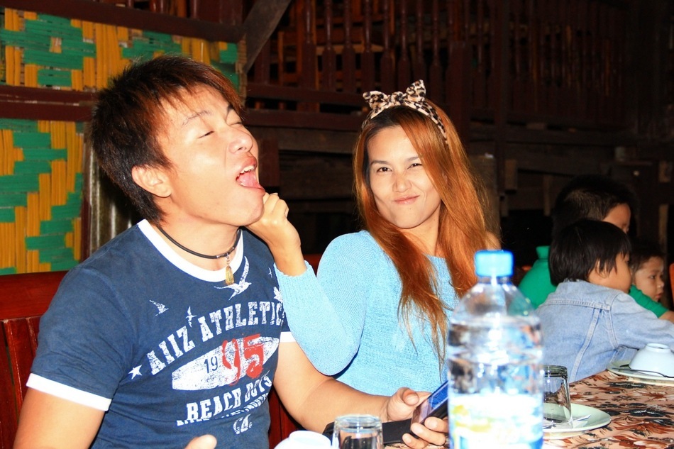 หันมาอีกที ทางคู่เมื่อกี้ อ้าวตีกันซะแระ แบบนี้รึเปล่าที่เค้าเรียกว่า ... ทะเลาะกันแล้วลูกหัวปีท้ายป