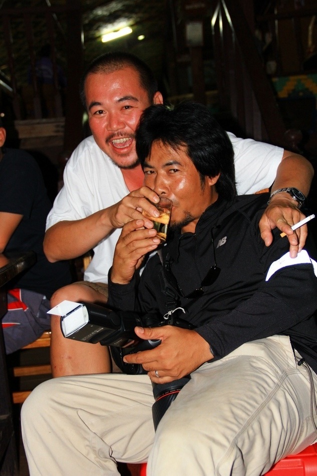 ตากล้องๆๆๆ พี่เชษ  อย่าอู้งานเสะ มัวแต่มาแอบกินชากะพี่เจี๊ยบอยู่น่านและ   :wall: :wall: :wall: