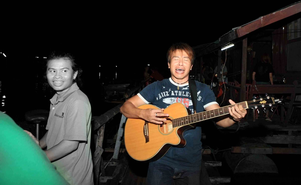 นังต่ายเดินร้องเพลงยามดึก แต่เอ๊ะกล้องมันเป็นอะไรหว่ารึเป็นลางบอกเหตุอะไรซักอย่างแน่ๆเลยนะนั่น