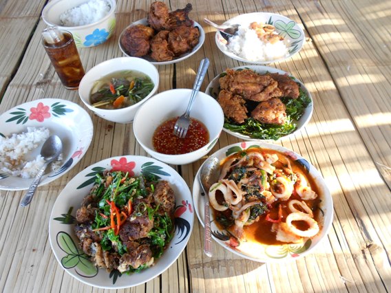 กินข้าวกันครับน้า....... :umh: :umh: :umh: