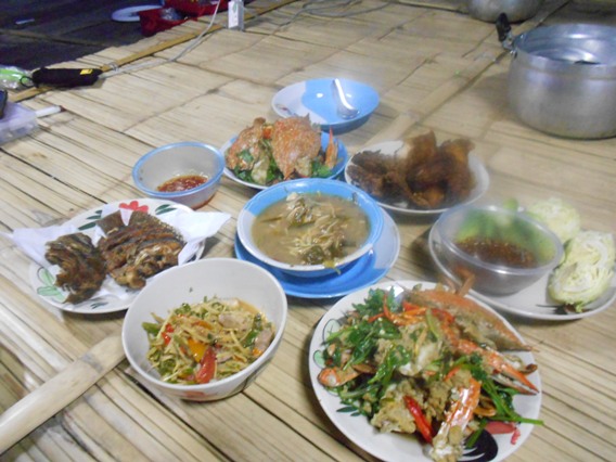 กับข้าวมื้อเย็นครับ .....ก่อนนอน  ไปกัน 3 คน กินกันหยั่งกะ 7-8 คน 