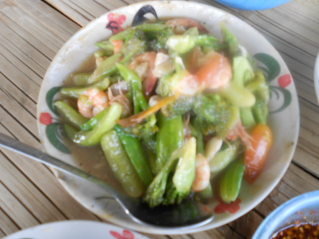 ผัดผักที่เหลือ กับกุ้ง  :umh: