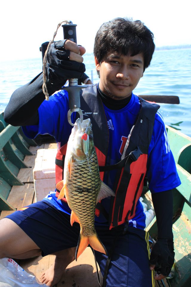 [b]ตัวสุดท้ายก่อนย้ายหมายไปเล่นช่อน  ชะโด     หลังจากไม่ค่อยกัดแล้ว   ทำหลุดเยอะเกิน   ผมน่ะ[/b] :a