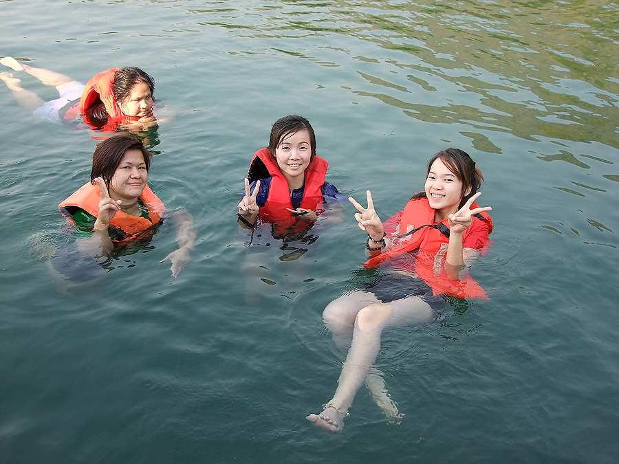 [b]น่านๆ ลูกโดนจับโยนลงน้ำ แม่เล่นน้ำ สบายใจเฉิบเลย อ่ะ อิอิ[/b]
 :laughing: :laughing: :laughing: 