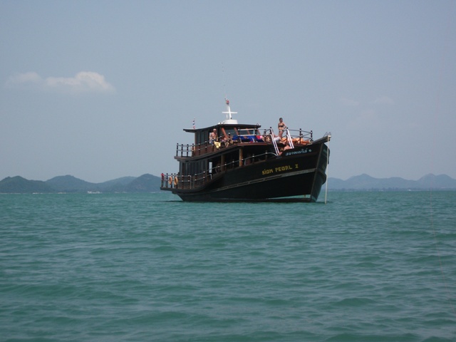 มีเรือพานักท่องเทียวมาจอดและไปให้อาหารลิงที่เกาะ... :cool: :cool: :cool: