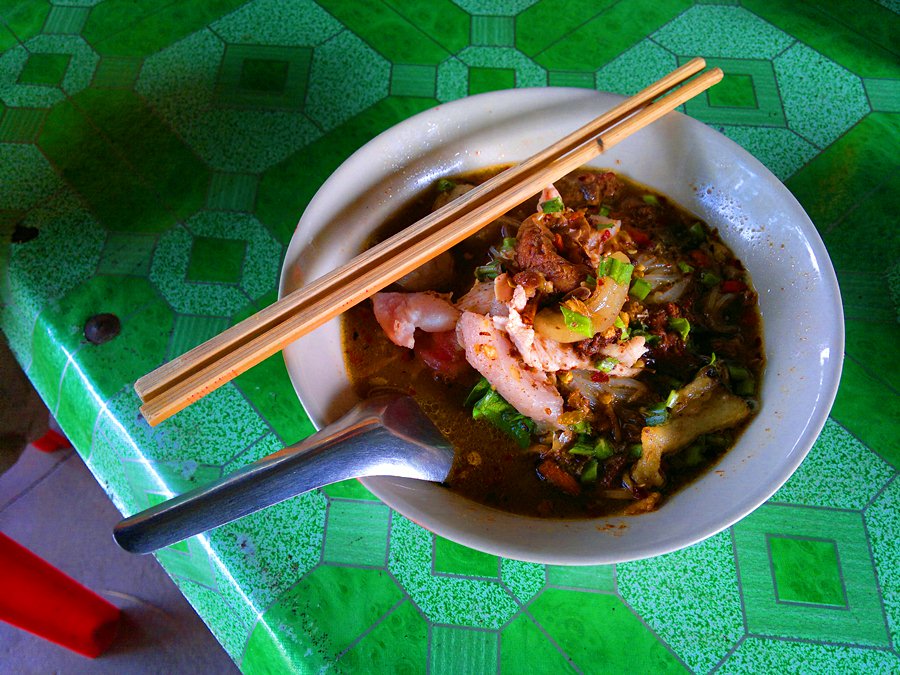 ก่อนเข้าบ้านเราก็แวะทานก๋วยเตี๋ยวกันก่อน 