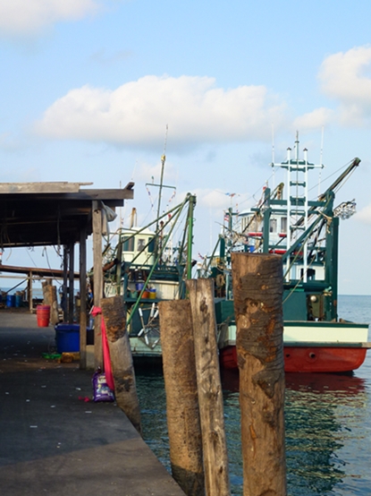       ท่าเรือที่เราจะมาลงเรือกันครับ แปลกมาก ทำไมวันนี้คนไม่ค่อยพลุกพล่านเลย 