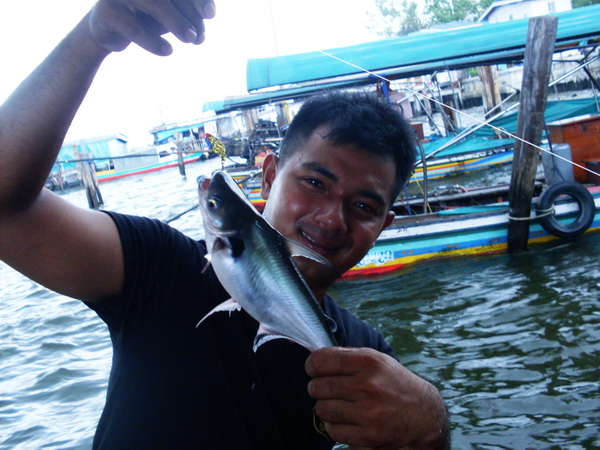 จอดเรือปุ๊บ หมู่หวดไป สามไม้ โดน :laughing: :laughing: