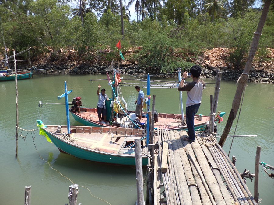 ขนของลงเรือเล็กเพื่อไปขึ้นเรือใหญ่