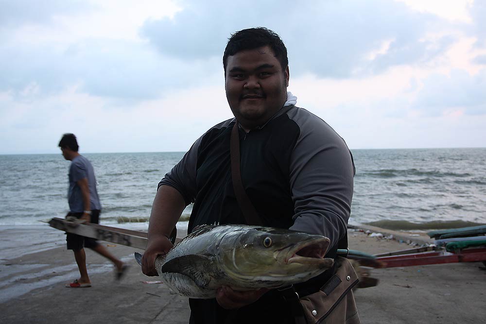 ถ่ายแค่นี้มือเริ่มตก โชว์ปลาให้สูงๆหน่อยสิพี่ :laughing: :laughing: :laughing: :laughing:
