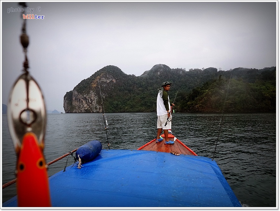  [b]เรือวิ่งเลาะตลิ่งมาด้านข้างเกาะมุกส์

แต่หลายหมาย เข้าไม่ได้ เนื่องจาก กองทัพ นักท่องเที่ยว...