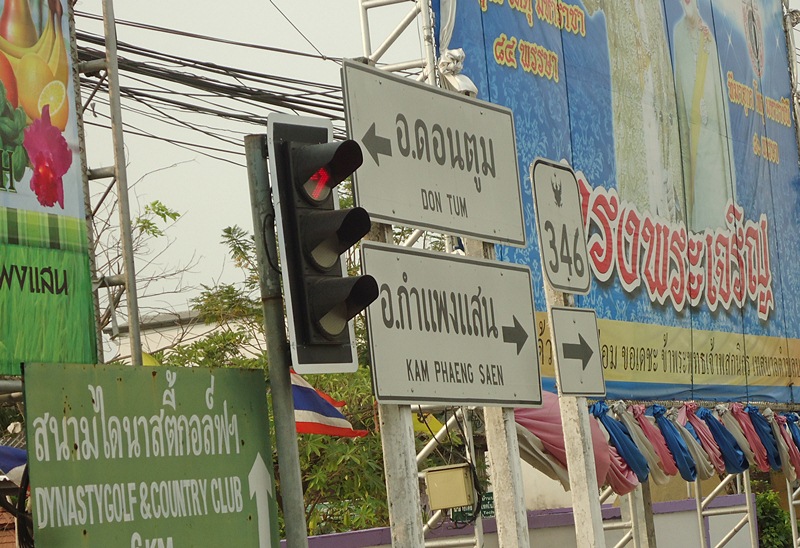 มาติดไฟแดง  ที่แยกนี้    :grin: :grin: :grin: