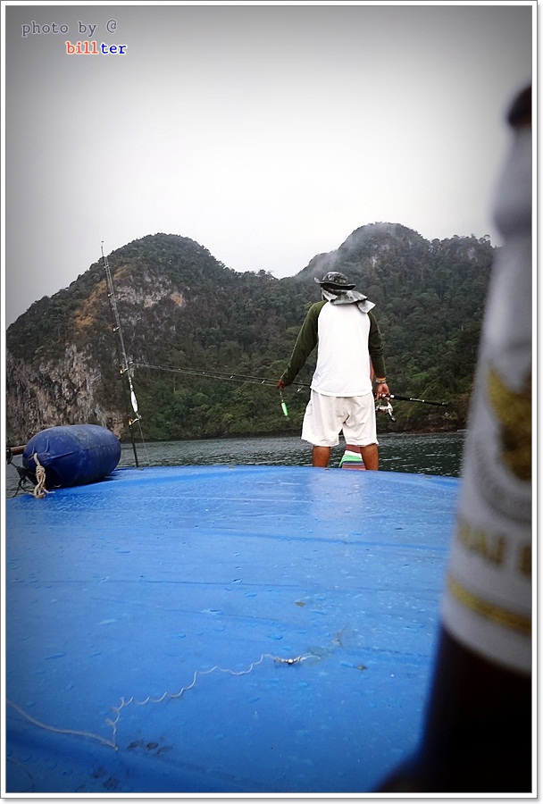  [b] ด้านนอกเกาะมุกส์ ในสายตา กระแสลมคง "น่าชม"

บังสีหนั่น ยังไม่ตัดสินใจ  เรือยังคงลัดเลาะแนวห