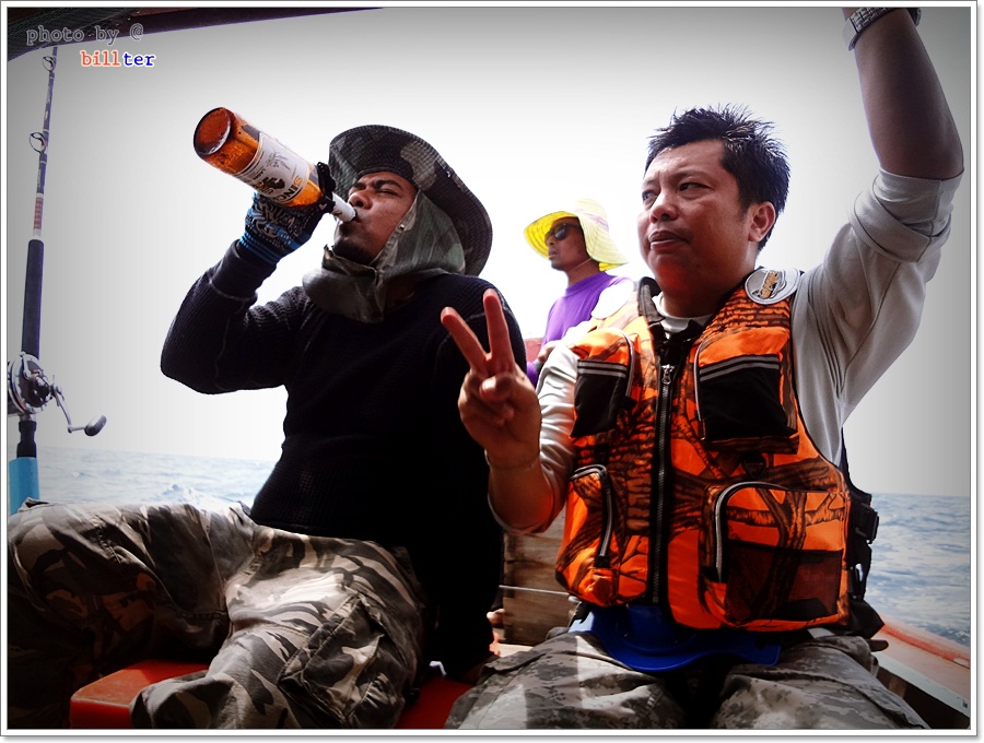 
 [b]ท้ายเรือ วงสนทนา ระหว่างผมกับพี่เค เริ่มมีการ "ย้อม-ใจ"

" เดียวเราค่อยหล๊บมาเกาะ-ดาน  ไป