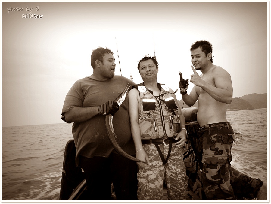  [b]ปล.บทส่งท้าย ..................

งานเลี้ยงเลิกลา ไปแล้ว

แต่มิตรภาพยัง หอมกรุ่น อยู่ละแวกทะเ