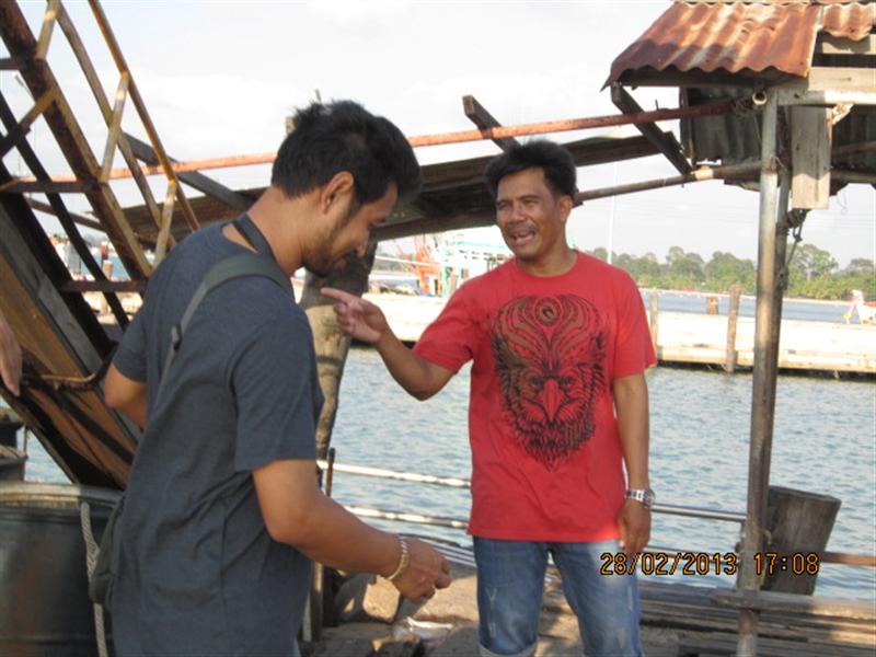 โดยมีกัปตันมดมาค่อยรออยู่ที่ท่าเรือแล้วครับ.... :cheer: :cheer: