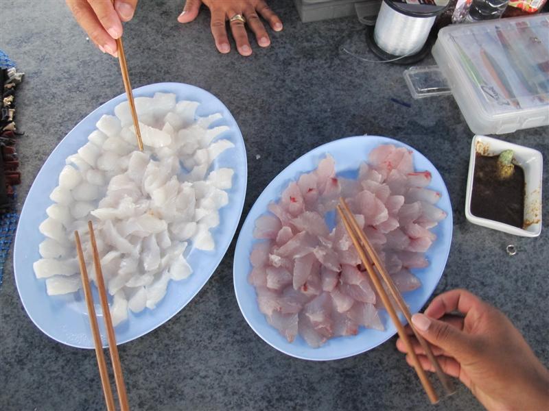 พร้อมลุยกันแล้วปลาดิบสดๆ  :umh: :umh: