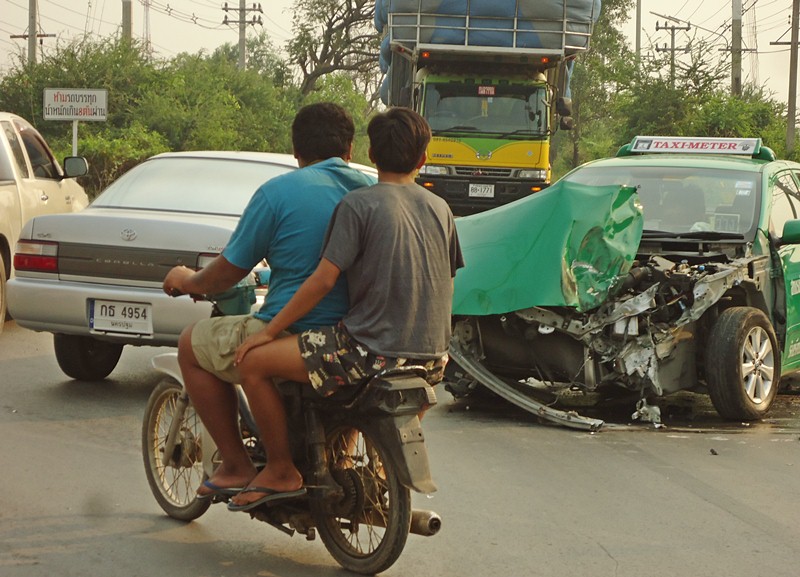 รถชนกัน..กลาง 4 แยก !!!   :ohh: :ohh: :ohh:

รถพยาบาล ได้นำผู้บาดเจ็บ ส่งโรงพยาบาลไปแล้ว   