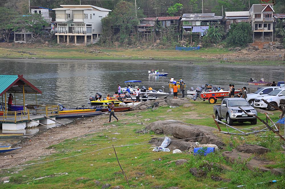 น้าๆ ที่มาร่วมงานนำเรือลงไปเทส แล้วก็จอดไว้รอเรียบร้อยแล้วครับ

 :grin: