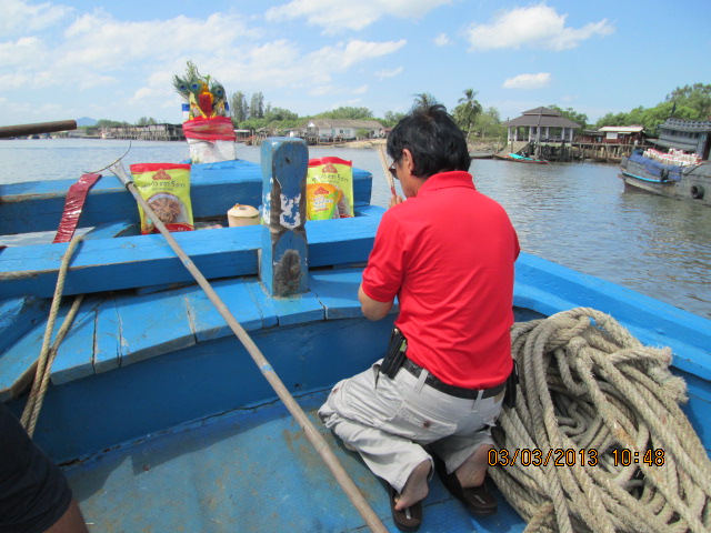 ....หลังจากโหลดของลงเรือเสร็จ ตั้งแต่เมื่อวาน....
....เราเดินลงเรือ อย่างไรสัมภาระ....
....ไต๋นุ ส