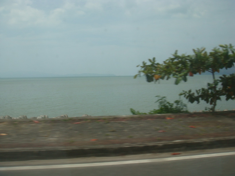ถึงชายทะเลปากบารา  ละงู สตูล   มองเห็นเกาะตะรุเตาลางๆ   อุตุฯพยากรณ์ทะเลเรียบ  ลมสงบ