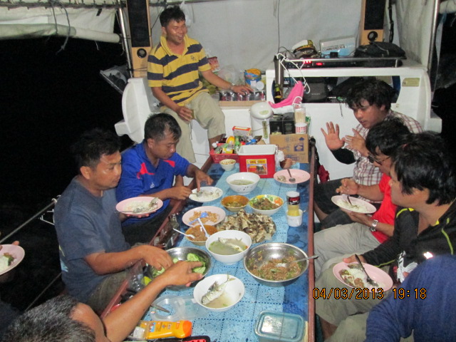 .....พร้อมหน้าพร้อมตา.....
.....กินข้าว มื้อที่มีความสุดมื้อหนึ่งครับ..... :cheer: