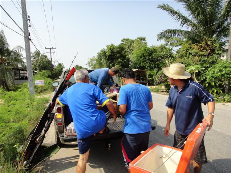 จัดแจงขนอุปกรณ์ขนรถ  ของกินเพียบ