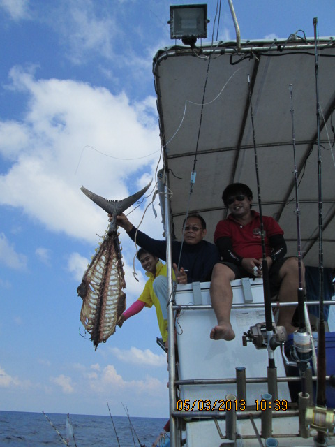.....พร้อม!!!!!!!!!!!!!!!!.....
.....
.....เฮียหน่อย กับการชักธงรบ.....
.....
....."  ธงทูน่า  
