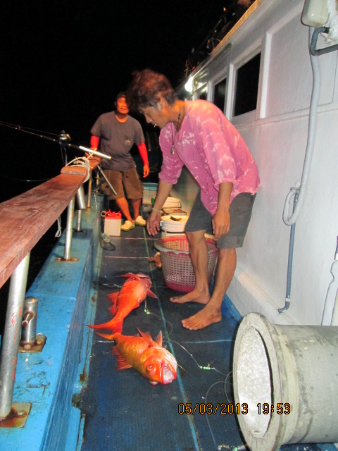 .....ฝั่งหัวเรือ....สีทองก้อมา.....