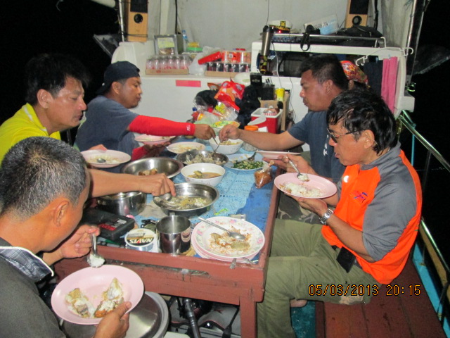 .....พักครึ่ง กินข้าว.....
.....สาสมกับการรอคอย ( 2 วัน ของการนั่งเรือ) ..... :angry: :angry: