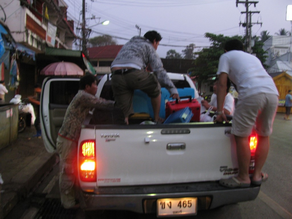 แวะตลาดทองผาภูมิซื้อเสบียงเพิ่มเติมครับ