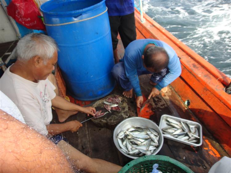 น้านันกับลุงดำทำปลาทูแขกแดดเดียว  ทอดกินบนเรือ อร่อยมาก แตกต่างจากที่ซื้อในตลาดมากครับ