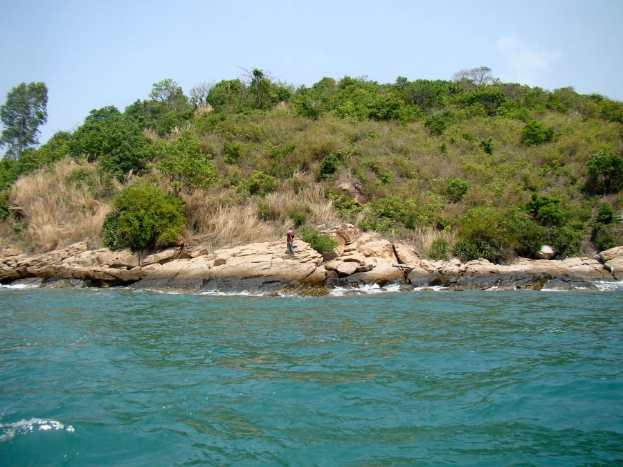 บริเวณรอบๆ เกาะ   ของเกาะขามใหญ่  จะมีแนวหินกองจึงเหมาะแก่การเดินตีปลาเก๋าชายฝั่ง หรือตกหน้าดิน  มีน