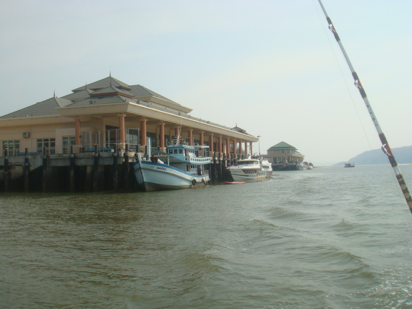 เที่ยงกว่า มาถึงท่าเรือปากบารา