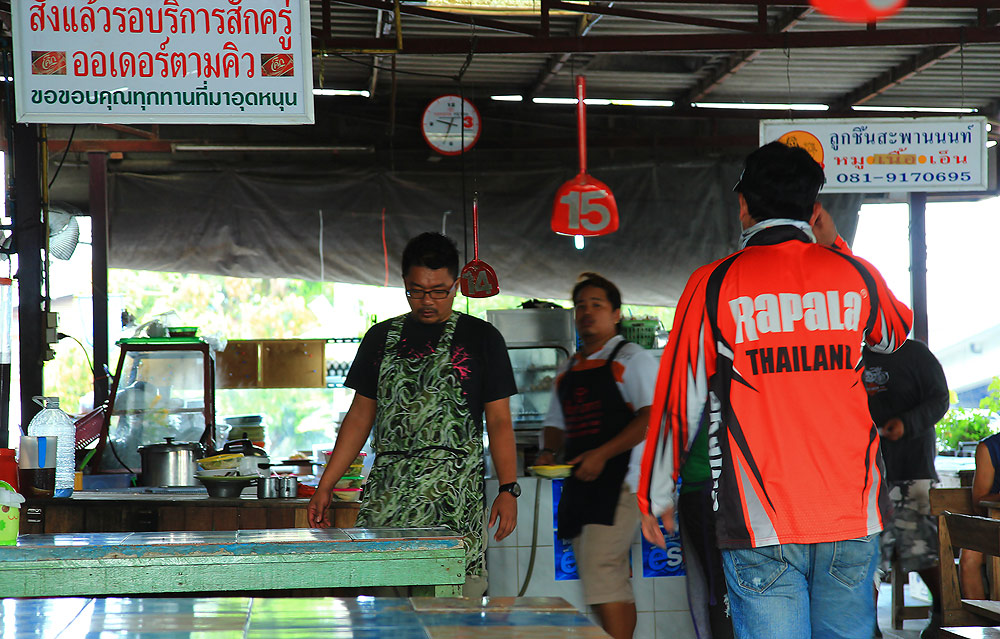 ++10 โมงกว่า...เพ่บี..บอกหิวแระ :laughing: :laughing: :laughing: :laughing: :laughing: :laughing: