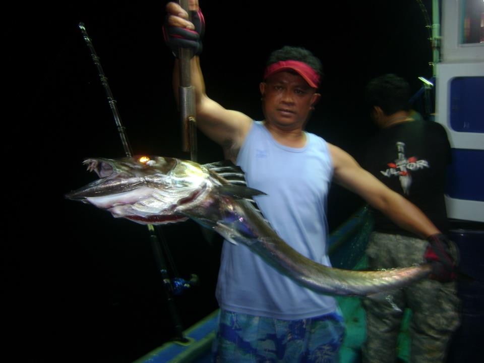  [b]เสียงพี่แดงโหวกเหวกที่ท้ายเรือ ได้ยินแต่เสียงและเสียงวิ่งตึงตัง เนื่องจากพี่แกปรับคอนทราสได้ดีเย