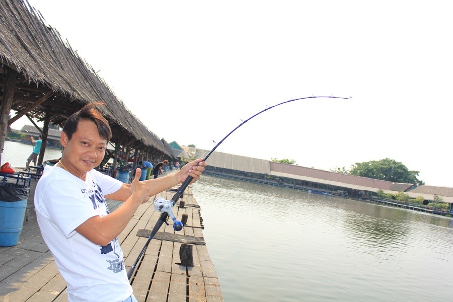 ปลากินพร้อมกันคับ คนละฝั่ง