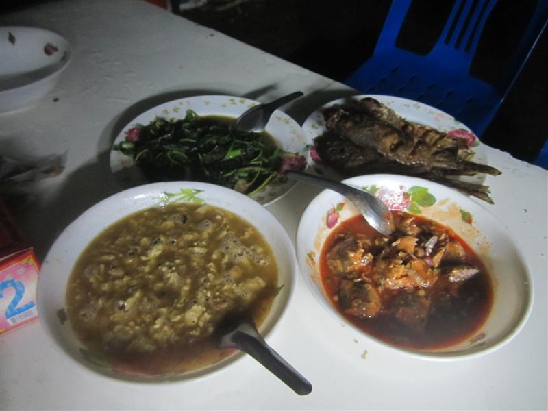  :cheer:  กินข้าว กินปลาก่อน เสียพลังงานไปเยอะ กับการเดินป่า