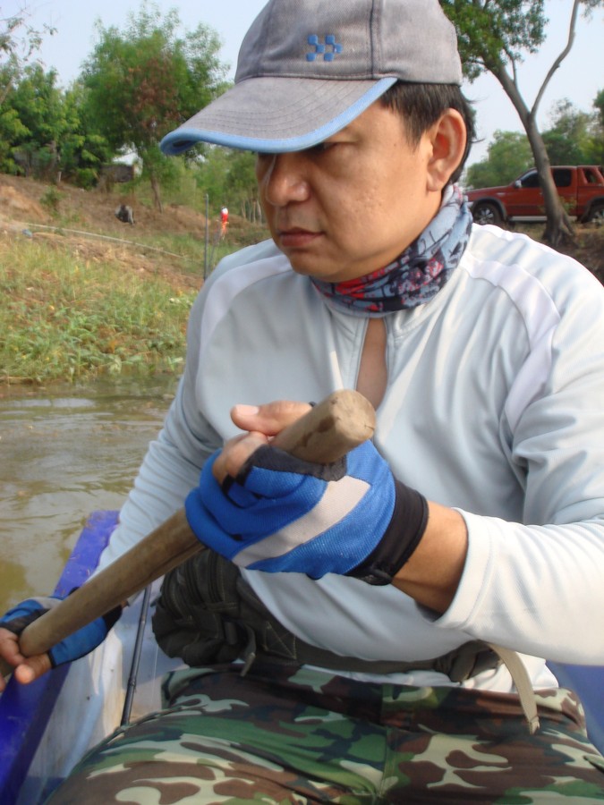 น้าปิี๊กมี่ ต้นกลเรือ และ กำลังขับเคลื่นหลักประจำเรือในทริปนี้ครับ 