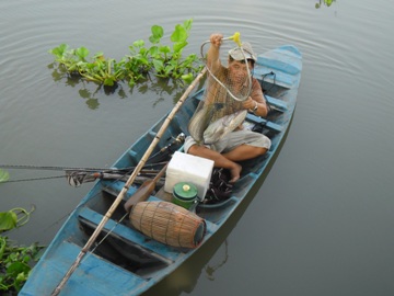 ปล่อยเรือลอยพร้อมเก็บสาย  อึดใจก็เห็นตัว เป็นเจ้าค้าว 
มือขวาจับสวิงตักสวนที่หัวทันที ไม่พลาด หัวเข