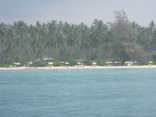 ฝูงปลาสากสากจากเราไปไต๋ก็พาย้ายหมาย เลยเก็บบรรยากาศริมฝั่ง ที่เรือผ่านมาให้ชมกัน :blush: :blush: :bl