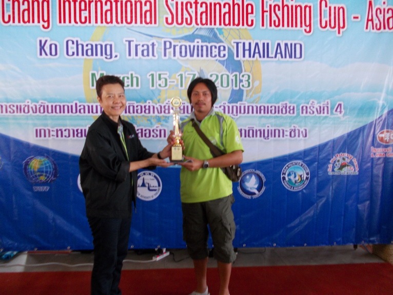 ประกาศมอบรางวัลประเภทปลาอินทรีย์ที่1ได้แก่ทีมน้องใหม่
FISHING MANIA TEAM น้าบาสขึ้นรับถ้วยครับ
 :c