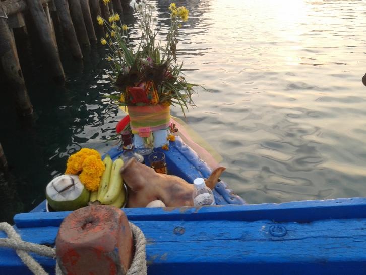 เมื่อลงเรือกันเรียบร้อย..อย่ารอช้า..บวงสรวงกัน..โดยน้า..ราช..

 :grin: :smile: :smile: