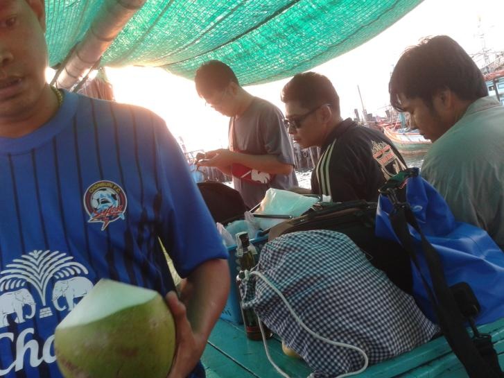 สมาชิกลงเรือกันครบ..
 :laughing: :smile: :laughing: