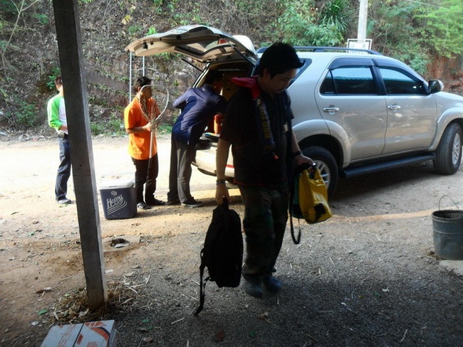 ช่วยกันขนของอีกรอบจ้าลงแพกันครับ 
 :cheer: :cheer: :cheer: :cheer: