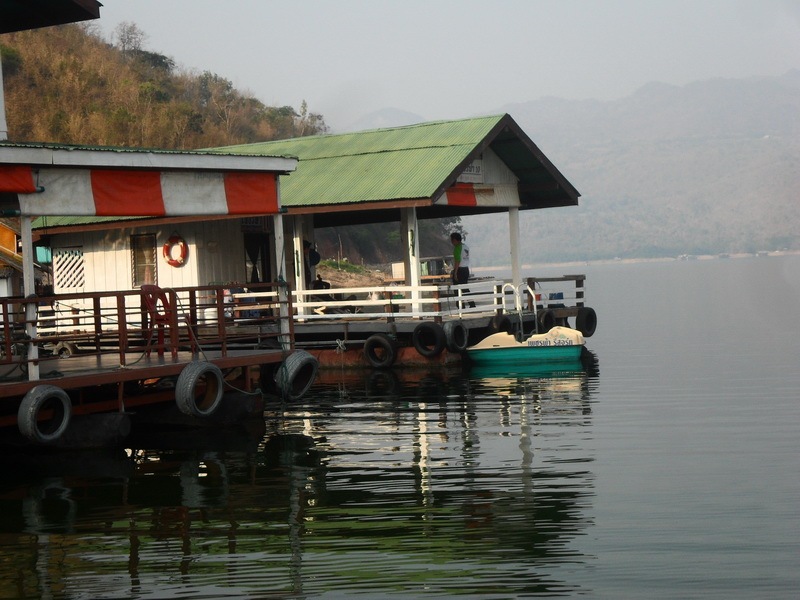 เราลงเรือขนสัมภาระเอาของมาที่แพกันครับ ส่วนน้าเก่งกะน้าเคนนี่ เดินมารอที่แพแล้วสินะ
 :love: :love: 
