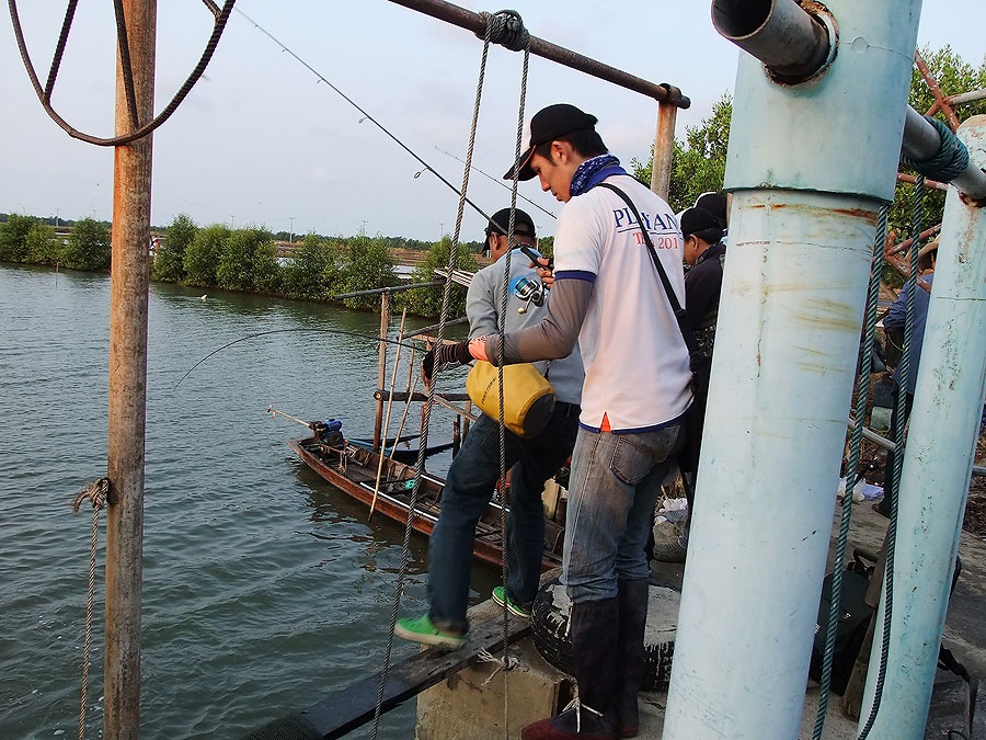 [b]น้าต่ายปลายาง (คนที่สะพายเป้เหลือง) โดนอีกแล้วครับ อิอิ คันโง๊งเลย อ่ะ [/b]
 :ohh: :ohh: :ohh: :