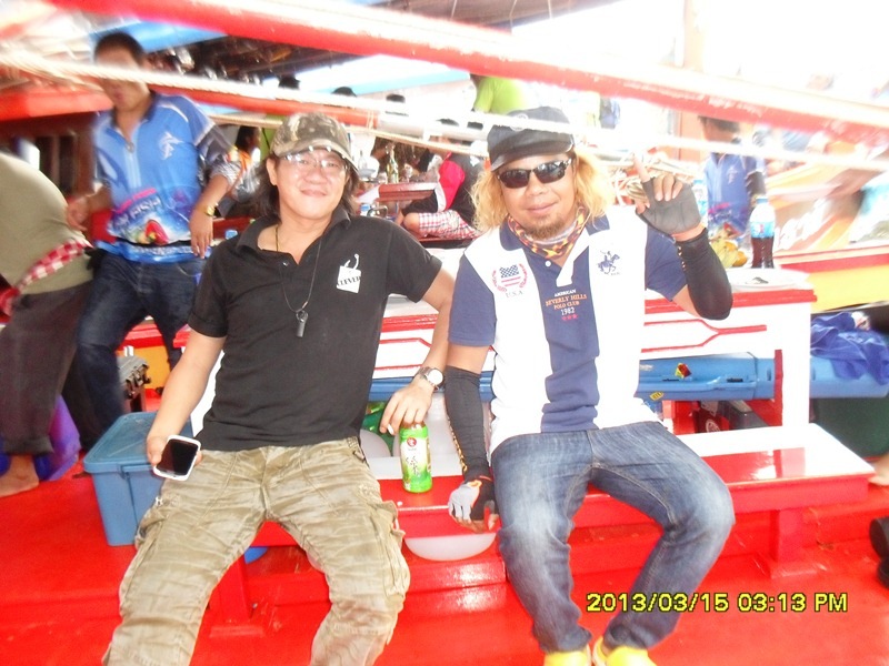 เริ่มลงเรือกันแล้วครับ นี่ดาราขวัญใจเราเลยนี่ ฮิฮิ
(น้าโอเว่นเอาโม๊กแหลบไปตีอินทรีจิบแน่เลย ฮิฮิ :l