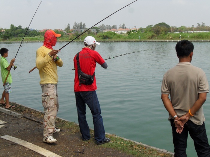 เสื้อแดง พัน  ทีมพี่กี้  มินบุรี  ที่1.ปลารามบุคลครับ  ส่วนเสื้อเหสือง นำอยู่ดีๆ  เหยีอบสายไฟซะงั้นค