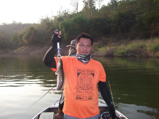 คำแรกเลย ผมรอดแล้วครับ..หลังจากนั้นก็เงียบครับเอาเรือกลับแพมาเก็บของหมดเวลาไปอีกหนึ่งวันกับการตกปลา 